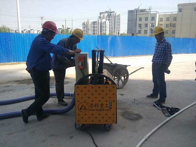 小型混凝土输送泵现场施工